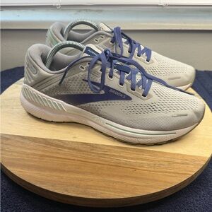 Brooks Adrenaline GTS 22 (Women’s 10 Men’s 8.5)